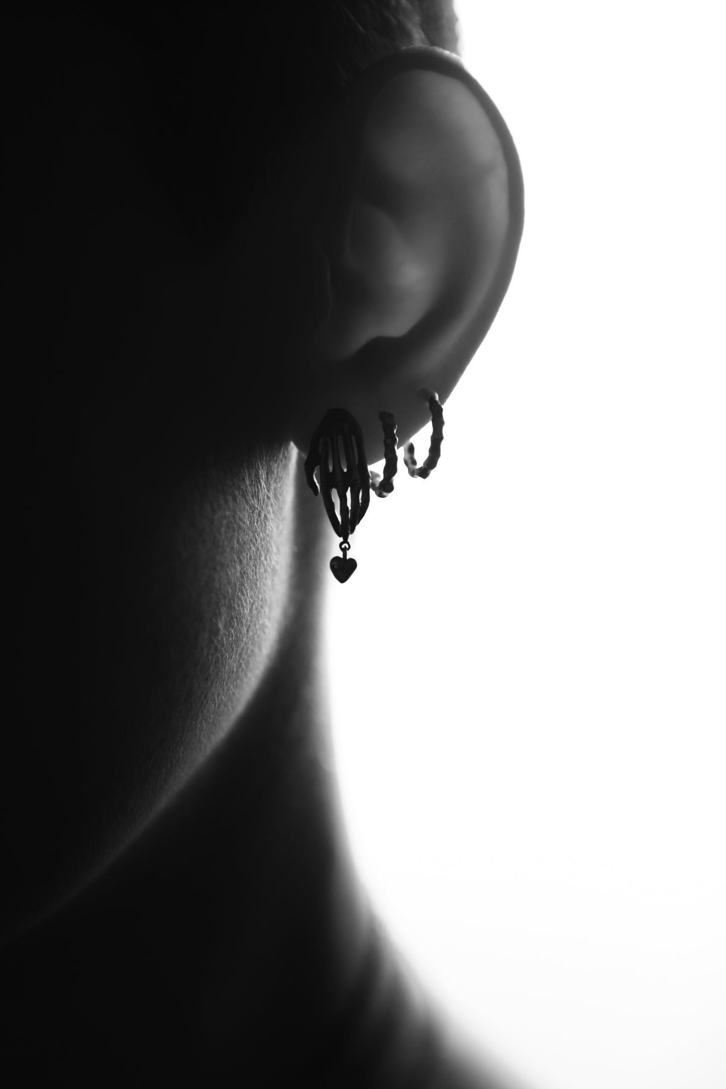 Milagros - earring - silver hand with gold heart