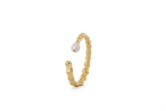 Milagros - ring -gold spine with fresh water pearl