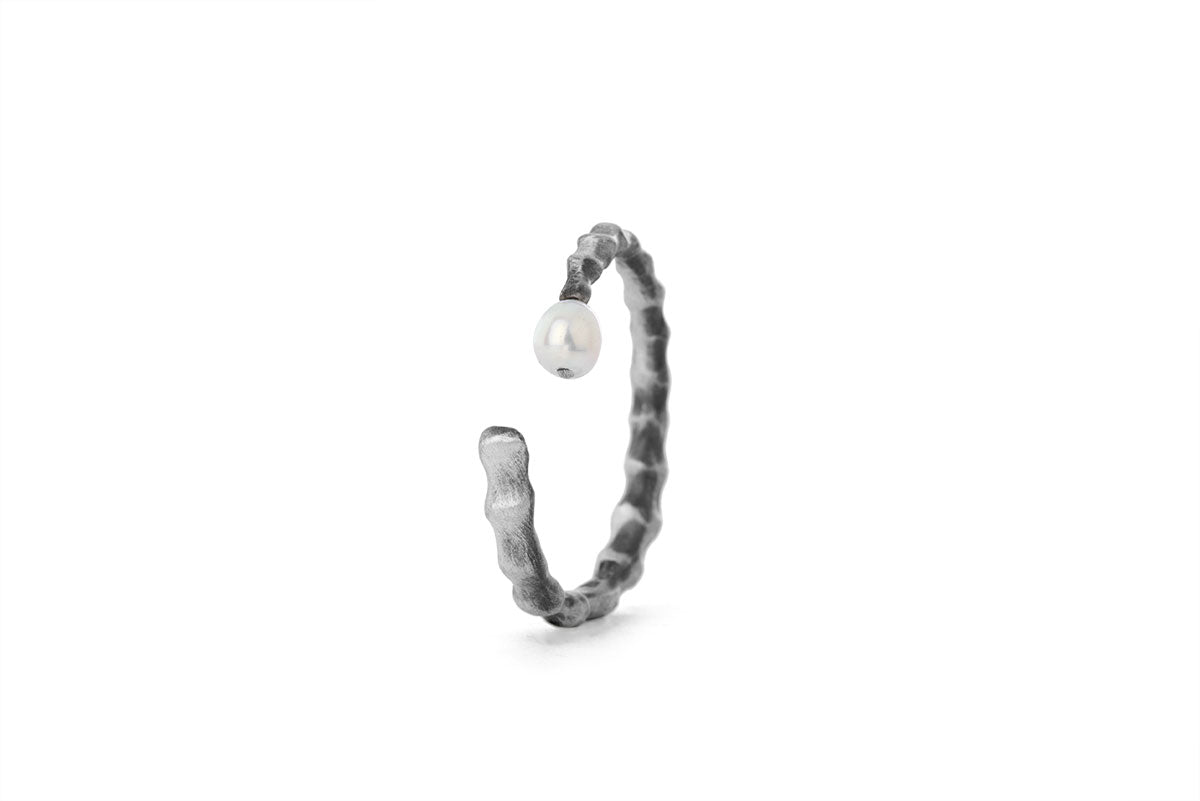 Milagros - ring - silver spine with fresh water pearl